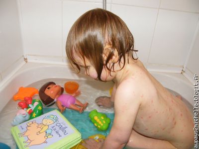 De profil...avec Dora dans le bain bien sûr!